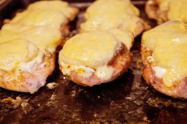 Soğan ve peynirle pişirilmiş tavuk fileto ve fırında baharat.