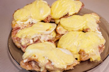 Soğan ve peynirle pişirilmiş tavuk fileto ve fırında baharat.