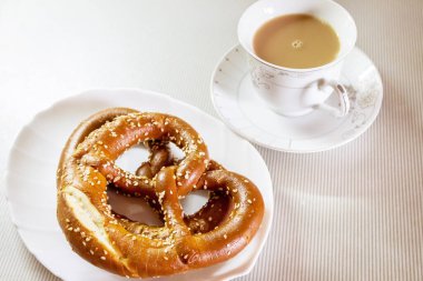 Lezzetli hamur işleriyle kahvaltı ve kremalı kahve.