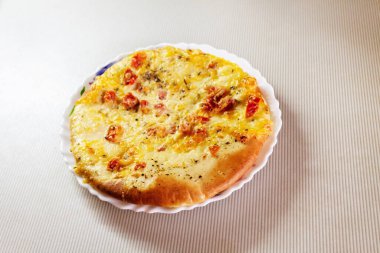 Yakından çekilen tabakta nefis mini pizza.