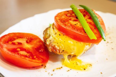 Peynirli soğan ve domatesli fırında tavuk filetosu.