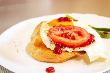 Kızarmış yumurta, domates, soğan ve domates ezmesi.