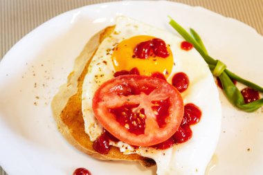 Kızarmış yumurta, domates, soğan ve domates ezmesi.