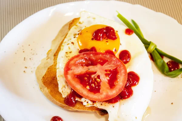 Kızarmış yumurta, domates, soğan ve domates ezmesi.