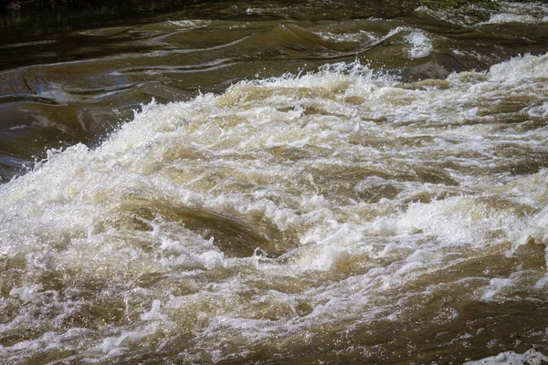 強い川の流れ、水のスプラッシュ、クローズアップ波. — ストック写真