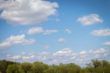 Bulutlu mavi gökyüzü. Güneşli bir yaz günü. Doğal arkaplan.