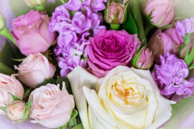 Çok güzel farklı renkte bir buket yakın çekim. Çok romantik..