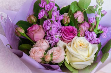 Çok güzel farklı renkte bir buket yakın çekim. Çok romantik..