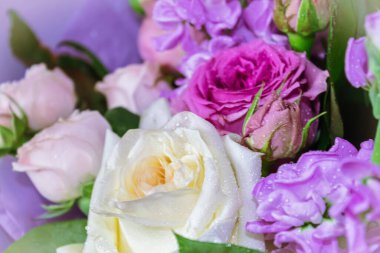 Çok güzel farklı renkte bir buket yakın çekim. Çok romantik..