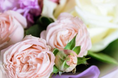 Çok güzel farklı renkte bir buket yakın çekim. Çok romantik..