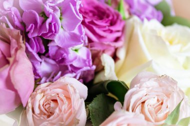 Çok güzel farklı renkte bir buket yakın çekim. Çok romantik..