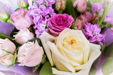 Çok güzel farklı renkte bir buket yakın çekim. Çok romantik..