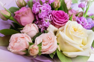 Çok güzel farklı renkte bir buket yakın çekim. Çok romantik..