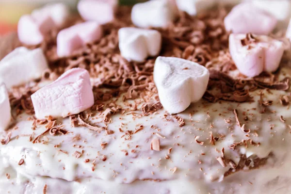 Праздничный Торт Сливками Шоколадом Украшенный Сердечками Крупным Планом — стоковое фото