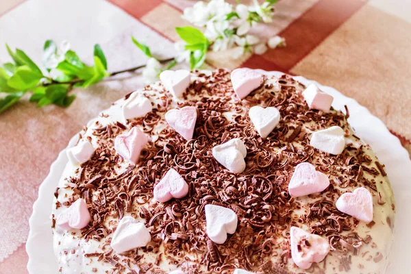 Festlicher Kuchen Mit Sahne Und Schokolade Verziert Mit Herzen Nahaufnahme — Stockfoto