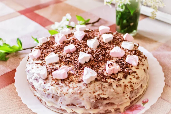 Festlicher Kuchen Mit Sahne Und Schokolade Verziert Mit Herzen Nahaufnahme — Stockfoto