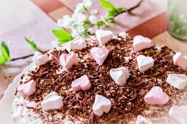 Праздничный Торт Сливками Шоколадом Украшенный Сердечками Крупным Планом — стоковое фото