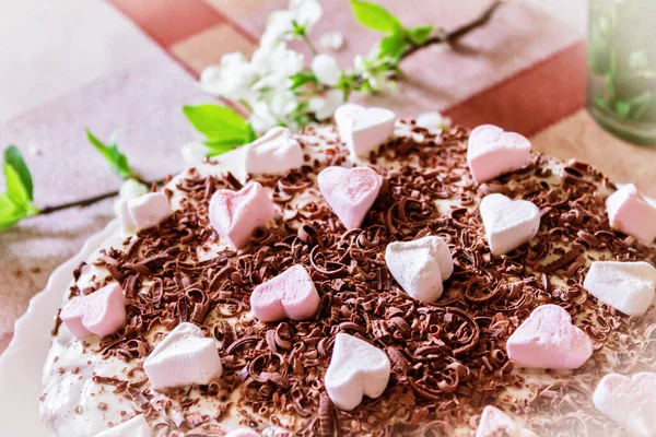 Festlicher Kuchen Mit Sahne Und Schokolade Verziert Mit Herzen Nahaufnahme — Stockfoto