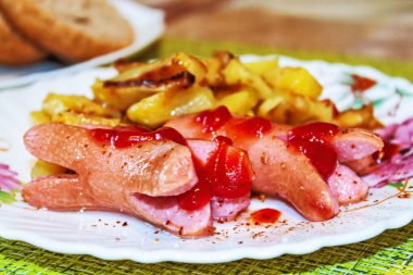 Ketçaplı kızarmış sosis ve yakın plan kızarmış patates. Kahvaltı.