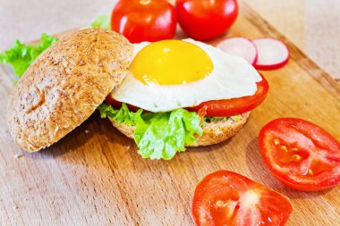 Sağlıklı bir kahvaltı. Salatalı çörek, domates ve yumurta yakın plan..