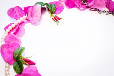 Romantik bir geçmiş. Beyaz bir çarşafın üzerinde gül yaprakları, dekorasyonlar ve mumlar..