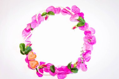 Romantik bir geçmiş. Beyaz bir çarşafın üzerinde gül yaprakları, dekorasyonlar ve mumlar..