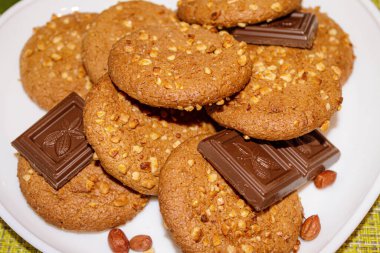 Fıstık ve çikolatalı kurabiyeler. Marşmelovlu bir fincan kahve. Romantik arkaplan.