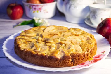 Yakın plan elmalı turta. Çaya lezzetli, yumuşak hamur işi. Elma Şöleni.