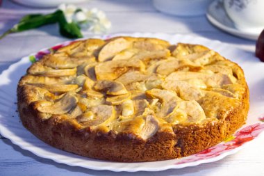 Yakın plan elmalı turta. Çaya lezzetli, yumuşak hamur işi. Elma Şöleni.