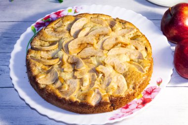 Yakın plan elmalı turta. Çaya lezzetli, yumuşak hamur işi. Elma Şöleni.