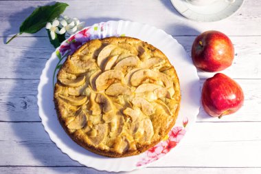 Yakın plan elmalı turta. Çaya lezzetli, yumuşak hamur işi. Elma Şöleni.