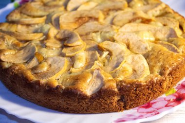 Yakın plan elmalı turta. Çaya lezzetli, yumuşak hamur işi. Elma Şöleni.