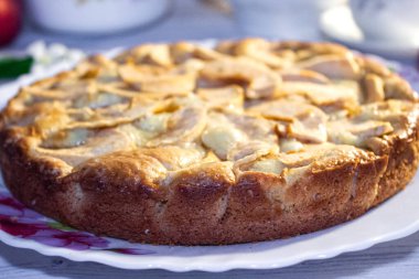 Yakın plan elmalı turta. Çaya lezzetli, yumuşak hamur işi. Elma Şöleni.