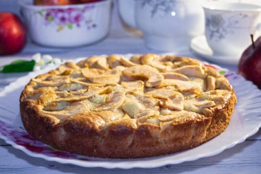 Yakın plan elmalı turta. Çaya lezzetli, yumuşak hamur işi. Elma Şöleni.
