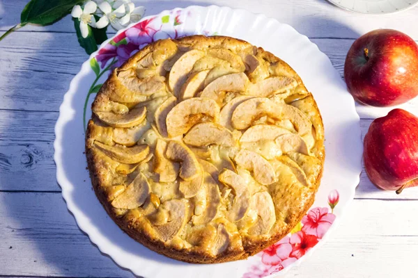 Yakın plan elmalı turta. Çaya lezzetli, yumuşak hamur işi. Elma Şöleni.