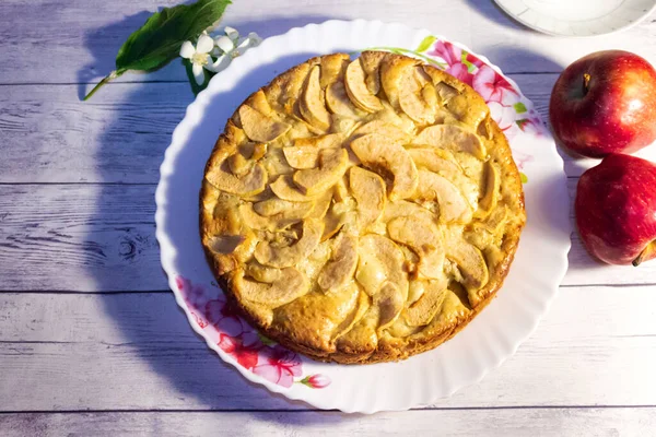 Yakın plan elmalı turta. Çaya lezzetli, yumuşak hamur işi. Elma Şöleni.