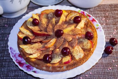 Nektarin ve vişne aromalı lezzetli turta. Güzel bir çay partisi..