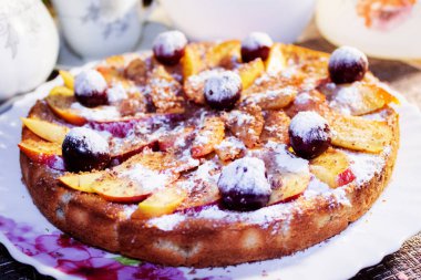Nektarin ve vişne aromalı lezzetli turta. Güzel bir çay partisi..