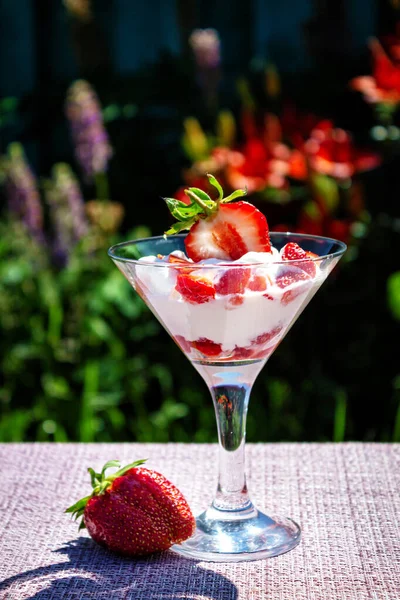 Delicioso Desayuno Saludable Yogur Con Fresas Vaso Cerca Alimentación Saludable —  Fotos de Stock