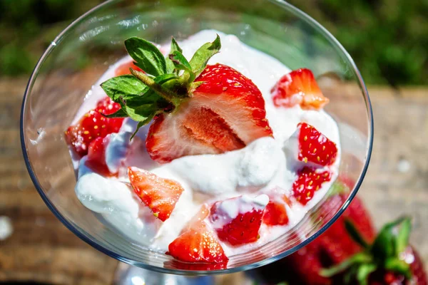 Delicioso Desayuno Saludable Yogur Con Fresas Vaso Cerca Alimentación Saludable —  Fotos de Stock