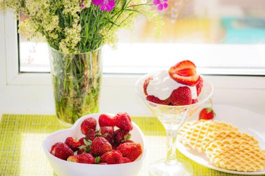 Sağlıklı kahvaltı. Krem şantili ve çilekli kurabiyeler.