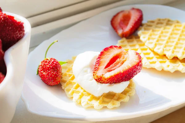 Healthy breakfast. Cookies with whipped cream and strawberries. — Stock Photo, Image