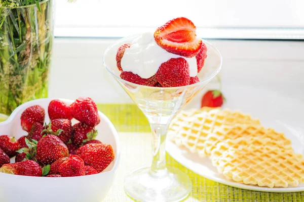 Healthy breakfast. Cookies with whipped cream and strawberries. — Zdjęcie stockowe