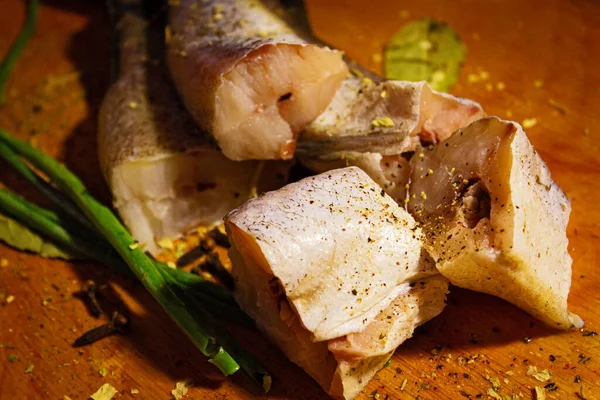 Pedaços Frescos Peixe Com Cebola Verde Especiarias Uma Mesa Madeira — Fotografia de Stock