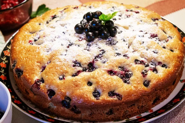 Pie Black Currant Berries Sprinkled Powdered Sugar Close Delicious Pastries — Stock Photo, Image