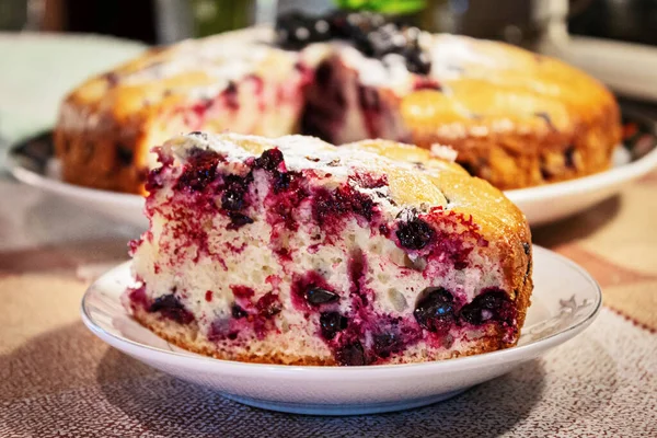 Pie Black Currant Berries Sprinkled Powdered Sugar Close Delicious Pastries —  Fotos de Stock