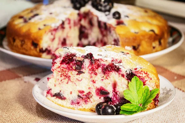 Pie Black Currant Berries Sprinkled Powdered Sugar Close Delicious Pastries —  Fotos de Stock