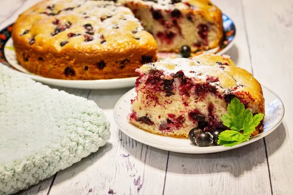 Pie Black Currant Berries Sprinkled Powdered Sugar Close Delicious Pastries — Stock Photo, Image
