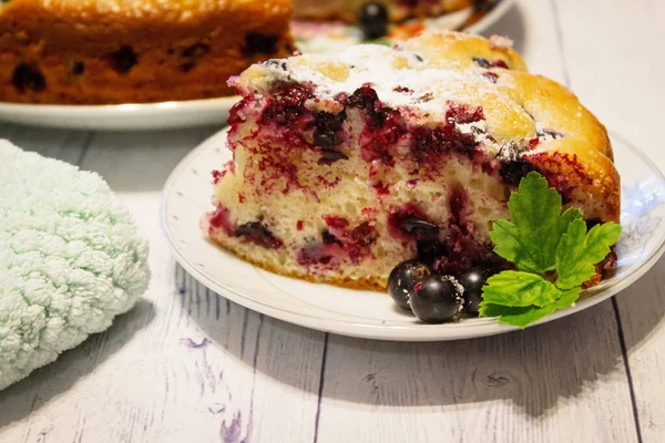 Pie Black Currant Berries Sprinkled Powdered Sugar Close Delicious Pastries —  Fotos de Stock