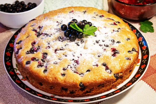 Pie Black Currant Berries Sprinkled Powdered Sugar Close Delicious Pastries — Stock Photo, Image